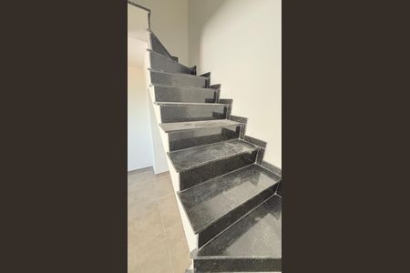 Apartamento à venda com 106m², 2 quartos e 2 vagasEscada