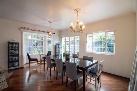 Casa à venda com 320m², 4 quartos e 4 vagas Casa à venda com 320m², 4 quartos e 4 vagasSala de Jantar