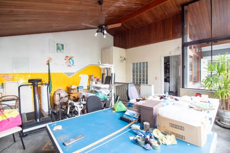 Casa à venda com 320m², 4 quartos e 4 vagas Casa à venda com 320m², 4 quartos e 4 vagasEscritório