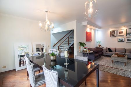 Casa à venda com 320m², 4 quartos e 4 vagas Casa à venda com 320m², 4 quartos e 4 vagasSala de Jantar