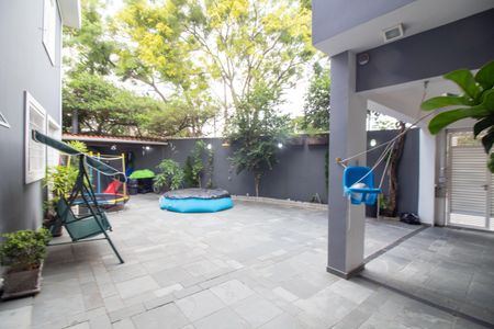 Casa à venda com 320m², 4 quartos e 4 vagas Casa à venda com 320m², 4 quartos e 4 vagasQuintal / Garagem