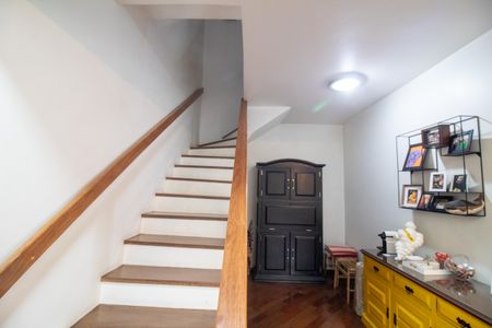 Casa à venda com 320m², 4 quartos e 4 vagas Casa à venda com 320m², 4 quartos e 4 vagasEscada