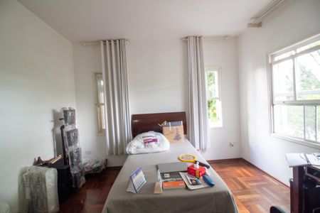 Casa à venda com 320m², 4 quartos e 4 vagas Casa à venda com 320m², 4 quartos e 4 vagasQuarto 1