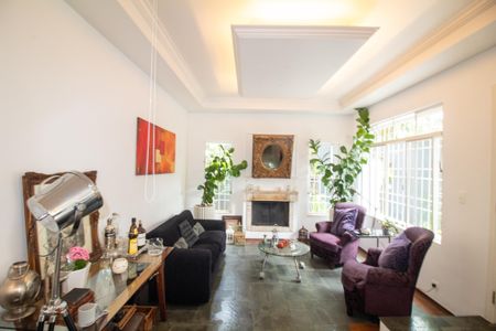 Casa à venda com 320m², 4 quartos e 4 vagas Casa à venda com 320m², 4 quartos e 4 vagasSala