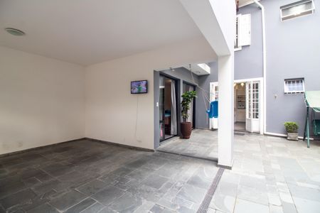 Casa à venda com 320m², 4 quartos e 4 vagas Casa à venda com 320m², 4 quartos e 4 vagasQuintal / Garagem