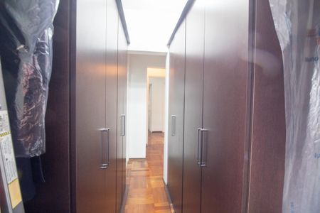 Casa à venda com 320m², 4 quartos e 4 vagas Casa à venda com 320m², 4 quartos e 4 vagasCloset da suíte