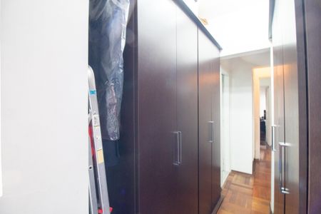 Casa à venda com 320m², 4 quartos e 4 vagas Casa à venda com 320m², 4 quartos e 4 vagasCloset da suíte