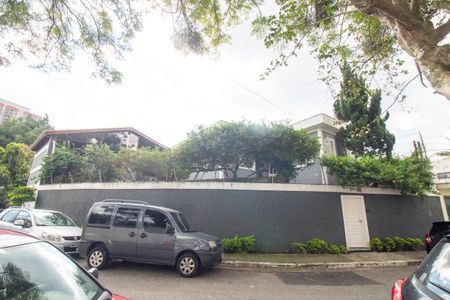 Casa à venda com 320m², 4 quartos e 4 vagas Casa à venda com 320m², 4 quartos e 4 vagasFachada