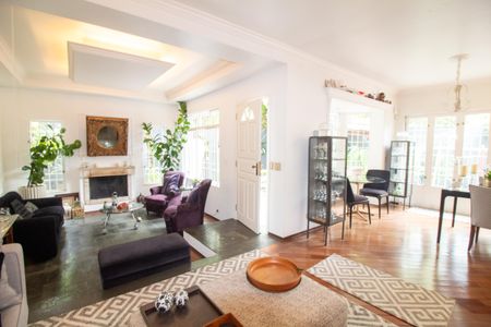 Casa à venda com 320m², 4 quartos e 4 vagas Casa à venda com 320m², 4 quartos e 4 vagasSala