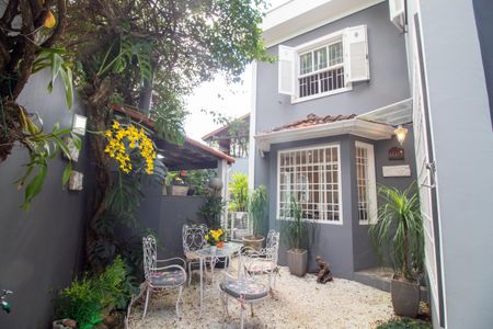 Casa à venda com 320m², 4 quartos e 4 vagas Casa à venda com 320m², 4 quartos e 4 vagasJardim