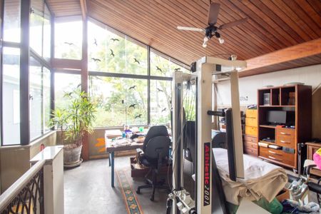 Casa à venda com 320m², 4 quartos e 4 vagas Casa à venda com 320m², 4 quartos e 4 vagasEscritório