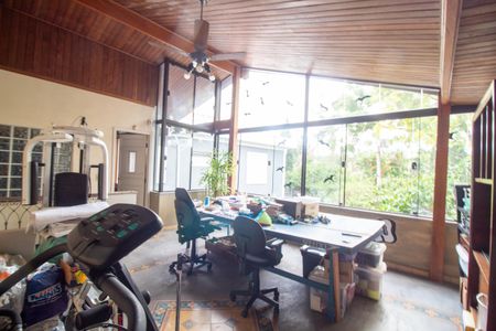 Casa à venda com 320m², 4 quartos e 4 vagas Casa à venda com 320m², 4 quartos e 4 vagasEscritório