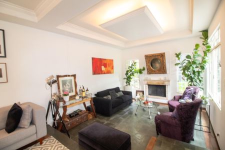 Casa à venda com 320m², 4 quartos e 4 vagas Casa à venda com 320m², 4 quartos e 4 vagasSala