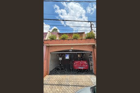 Casa à venda com 221m², 3 quartos e 2 vagas Casa à venda com 221m², 3 quartos e 2 vagasFachada