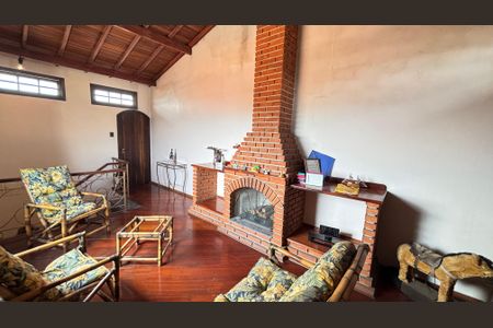 Casa à venda com 221m², 3 quartos e 2 vagas Casa à venda com 221m², 3 quartos e 2 vagasSótão