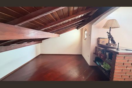 Casa à venda com 221m², 3 quartos e 2 vagas Casa à venda com 221m², 3 quartos e 2 vagasSótão