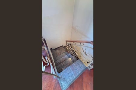 Casa à venda com 221m², 3 quartos e 2 vagas Casa à venda com 221m², 3 quartos e 2 vagasEscada