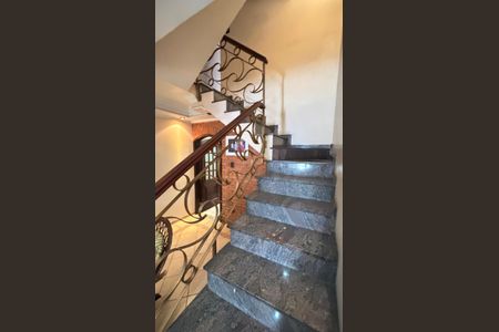 Casa à venda com 221m², 3 quartos e 2 vagas Casa à venda com 221m², 3 quartos e 2 vagasEscada