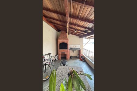 Casa à venda com 221m², 3 quartos e 2 vagas Casa à venda com 221m², 3 quartos e 2 vagasChurrasqueira