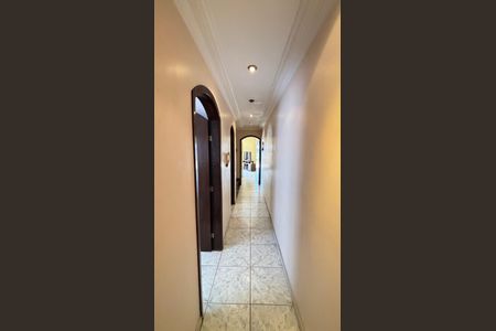 Casa à venda com 221m², 3 quartos e 2 vagas Casa à venda com 221m², 3 quartos e 2 vagasCorredor