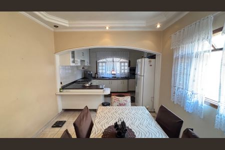 Casa à venda com 221m², 3 quartos e 2 vagas Casa à venda com 221m², 3 quartos e 2 vagasCozinha