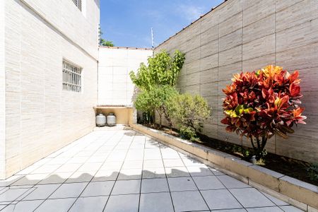 Casa à venda com 239m², 3 quartos e 6 vagas Casa à venda com 239m², 3 quartos e 6 vagasQuintal