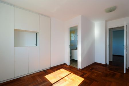 Apartamento à venda com 130m², 4 quartos e 2 vagas Apartamento à venda com 130m², 4 quartos e 2 vagasSuíte 1