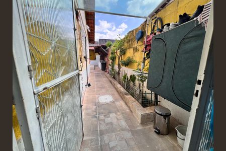 Casa à venda com 360m², 3 quartos e 1 vaga Casa à venda com 360m², 3 quartos e 1 vagaCorredor lateral / Quintal