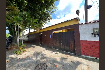 Casa à venda com 360m², 3 quartos e 1 vaga Casa à venda com 360m², 3 quartos e 1 vagaFachada