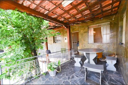 Casa à venda com 300m², 2 quartos e 8 vagasVaranda