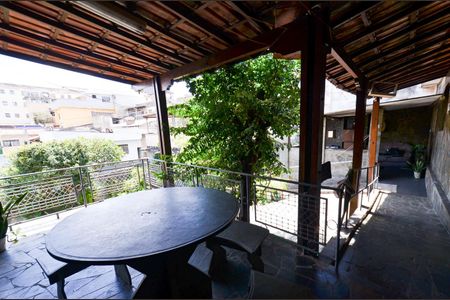 Casa à venda com 300m², 2 quartos e 8 vagasVaranda