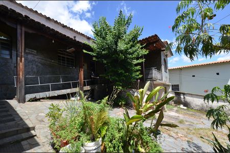 Casa à venda com 300m², 2 quartos e 8 vagasQuintal