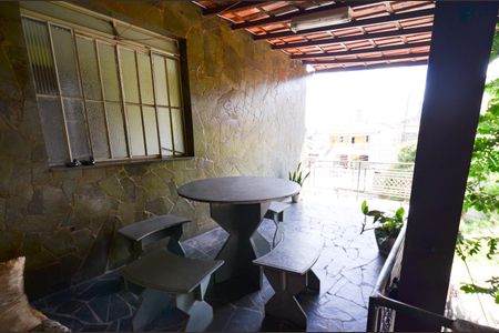 Casa à venda com 300m², 2 quartos e 8 vagasVaranda