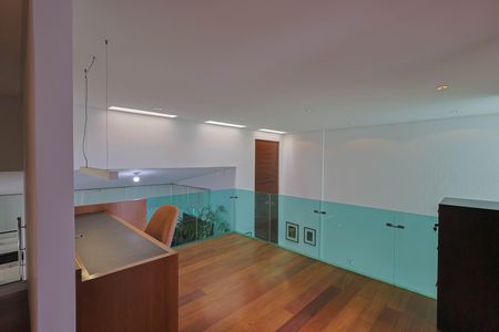 Casa à venda com 250m², 3 quartos e 2 vagas Casa à venda com 250m², 3 quartos e 2 vagasEscritório