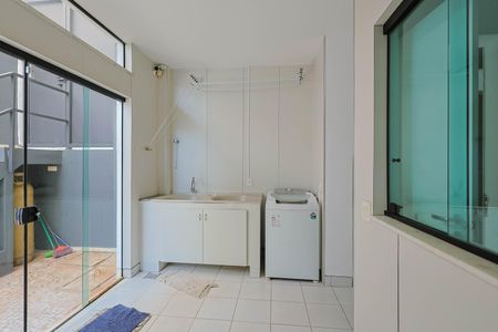 Casa à venda com 250m², 3 quartos e 2 vagas Casa à venda com 250m², 3 quartos e 2 vagasÁrea de Serviço