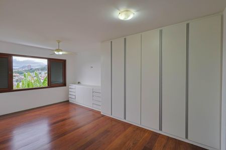 Casa à venda com 250m², 3 quartos e 2 vagas Casa à venda com 250m², 3 quartos e 2 vagasQuarto 3 - Suíte