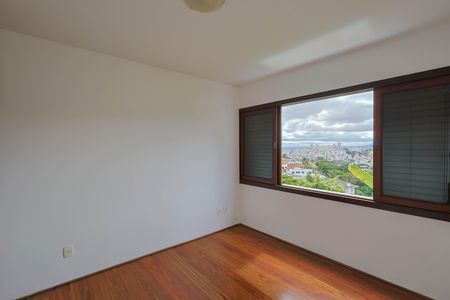 Casa à venda com 250m², 3 quartos e 2 vagas Casa à venda com 250m², 3 quartos e 2 vagasQuarto 2