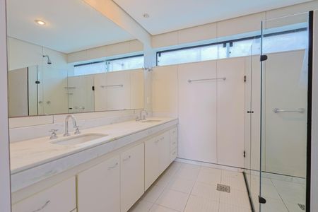 Casa à venda com 250m², 3 quartos e 2 vagas Casa à venda com 250m², 3 quartos e 2 vagasBanheiro da Suíte