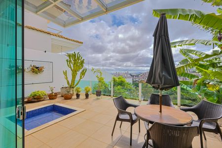 Casa à venda com 250m², 3 quartos e 2 vagas Casa à venda com 250m², 3 quartos e 2 vagasÁrea externa