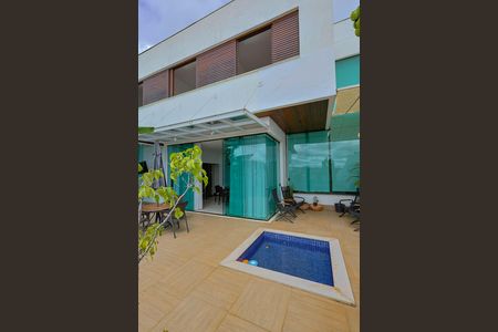 Casa à venda com 250m², 3 quartos e 2 vagas Casa à venda com 250m², 3 quartos e 2 vagasÁrea externa