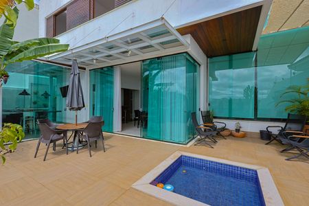 Casa à venda com 250m², 3 quartos e 2 vagas Casa à venda com 250m², 3 quartos e 2 vagasÁrea externa