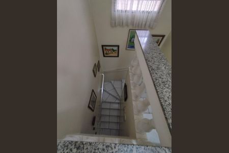 Casa à venda com 139m², 3 quartos e 3 vagas Casa à venda com 139m², 3 quartos e 3 vagasEscada