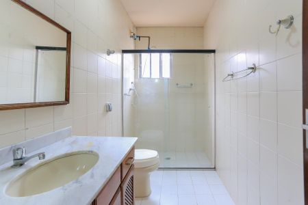 Casa à venda com 204m², 4 quartos e 2 vagas Casa à venda com 204m², 4 quartos e 2 vagasBanheiro 1