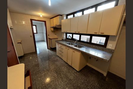 Casa de condomínio à venda com 600m², 5 quartos e 4 vagas Casa de condomínio à venda com 600m², 5 quartos e 4 vagasCozinha