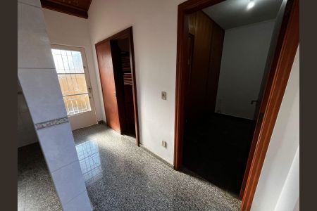 Casa de condomínio à venda com 600m², 5 quartos e 4 vagas Casa de condomínio à venda com 600m², 5 quartos e 4 vagasCorredor quarto
