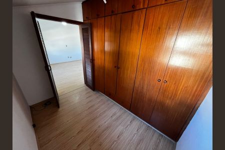 Casa de condomínio à venda com 600m², 5 quartos e 4 vagas Casa de condomínio à venda com 600m², 5 quartos e 4 vagasQuarto 3