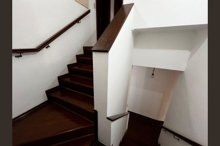 Casa de condomínio à venda com 600m², 5 quartos e 4 vagas Casa de condomínio à venda com 600m², 5 quartos e 4 vagasEscadaria