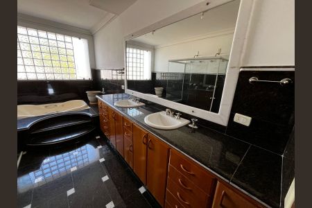 Casa de condomínio à venda com 600m², 5 quartos e 4 vagas Casa de condomínio à venda com 600m², 5 quartos e 4 vagasBanheiro 7