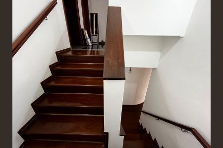 Casa de condomínio à venda com 600m², 5 quartos e 4 vagas Casa de condomínio à venda com 600m², 5 quartos e 4 vagasEscadaria