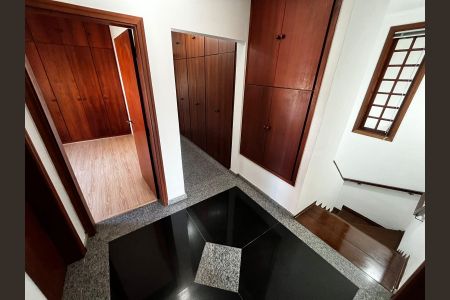 Casa de condomínio à venda com 600m², 5 quartos e 4 vagas Casa de condomínio à venda com 600m², 5 quartos e 4 vagasCorredor quarto